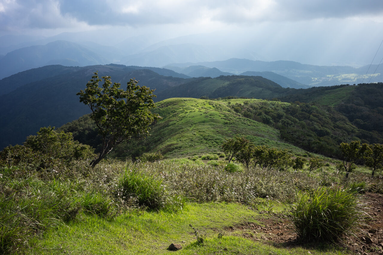 稜線と広がる山並みの絶景