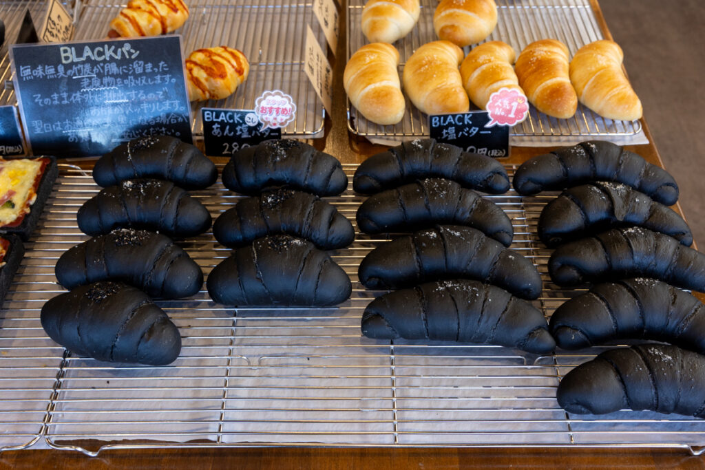 BAKERYS ＋（ベーカリーズプラス）のBLACK塩バターとBLACKあん塩バター