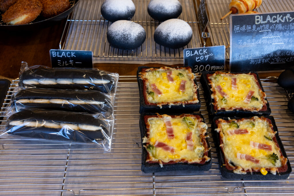 BAKERYS ＋（ベーカリーズプラス）のBLACKピザとBLACKミルキー