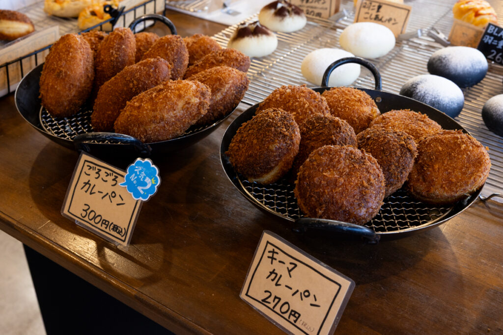 BAKERYS ＋（ベーカリーズプラス）のごろごろカレーパンとキーマカレーパン